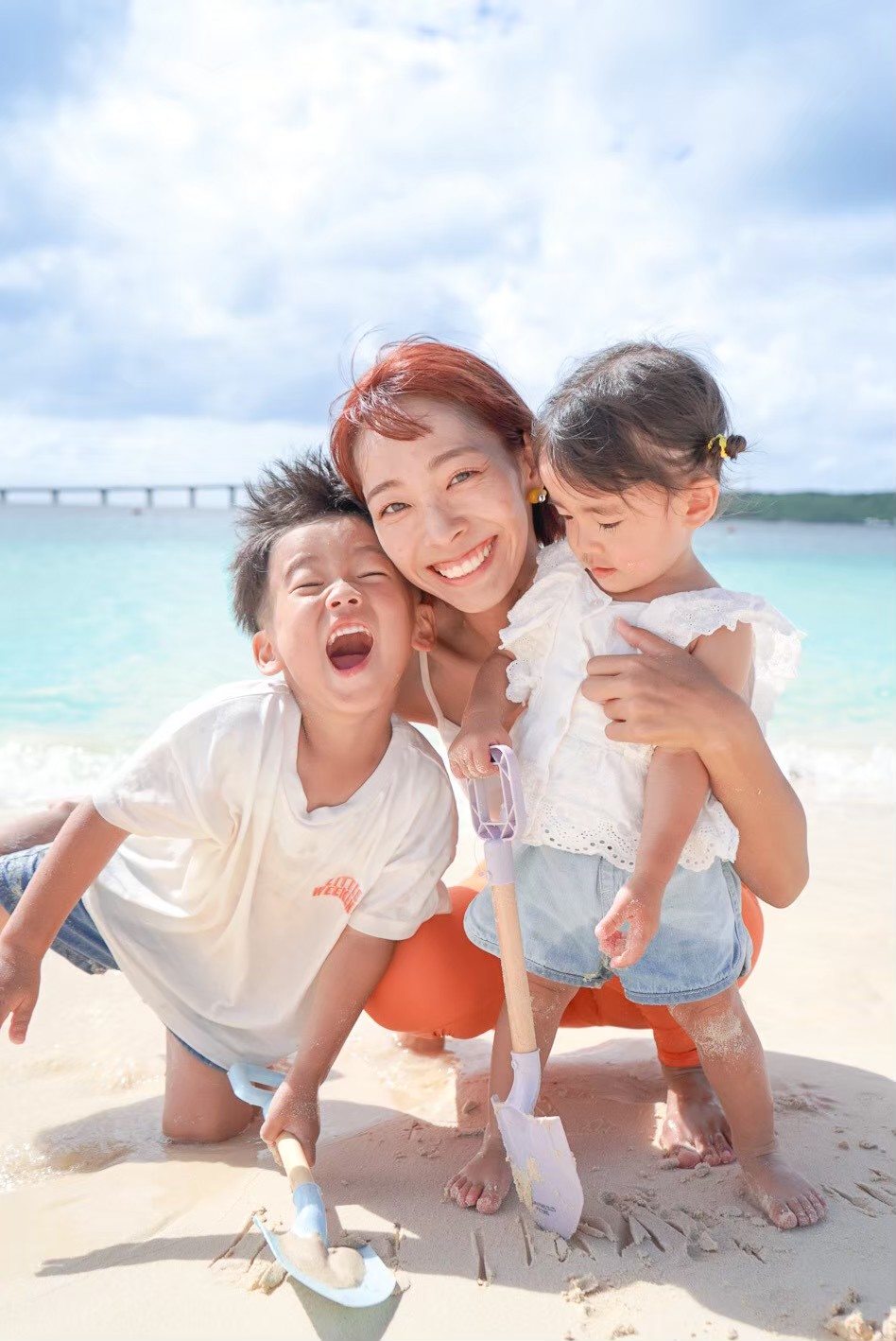 宮古島の海でヨガをするママと子ども